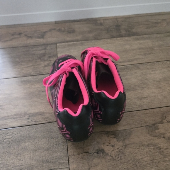 Kids Pink and Black Soccer Size 3 Cleats/Shoes - Picture 4 of 11